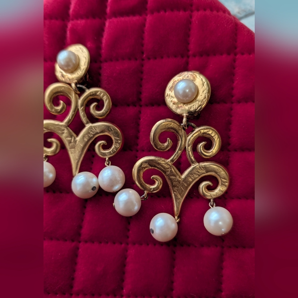 Oscar dela Renta Clip on Earrings - Picture 5 of 7